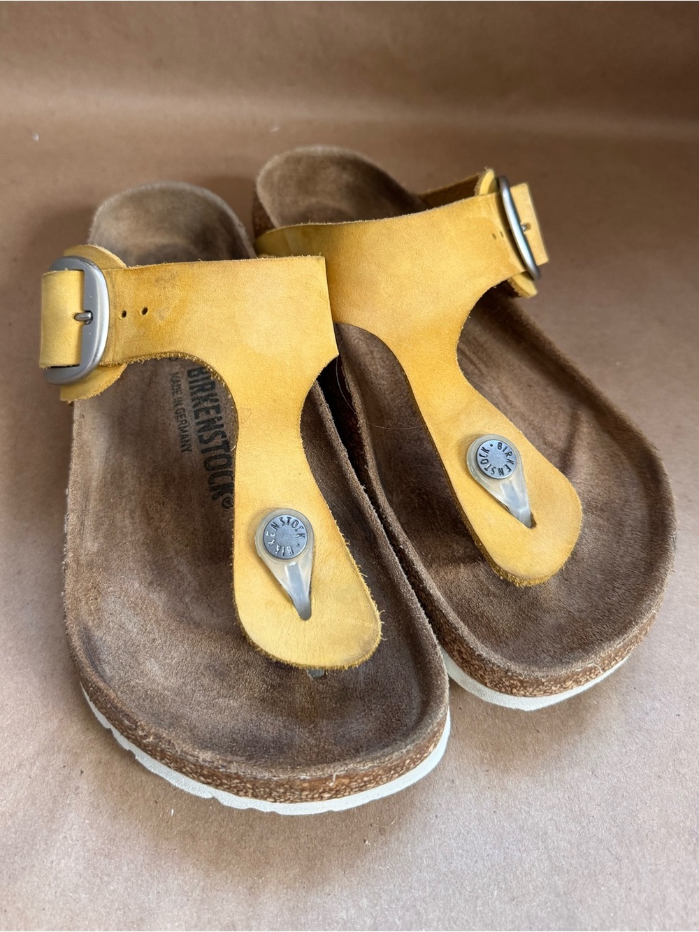 Birkenstock Gizeh Bug Buckle Yellow Nubuck Leather Sandals. Size EU 38